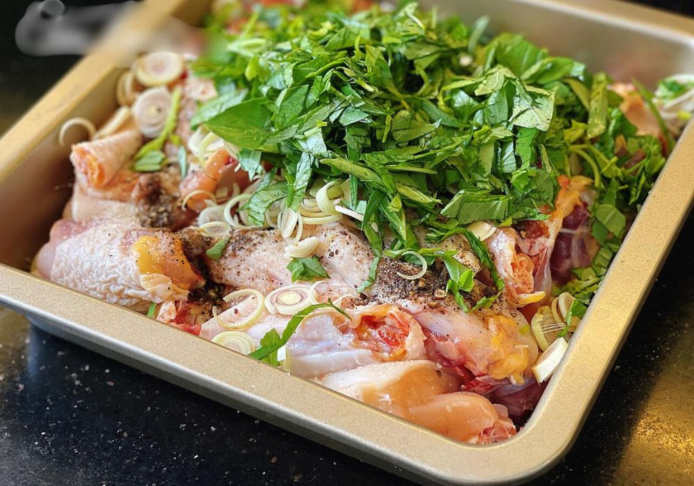 Ưóp gà với gia vị cho thấm